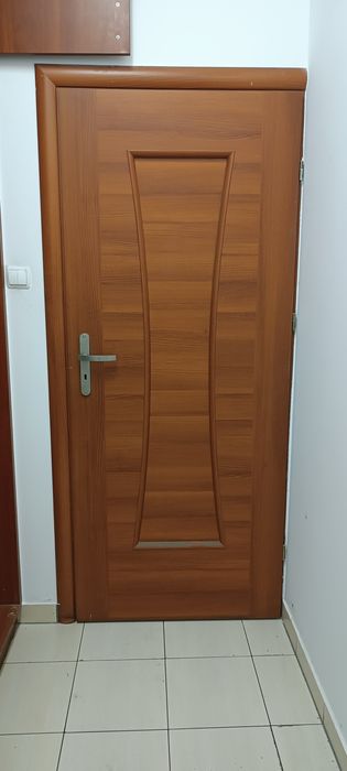 Oddam drzwi różne.