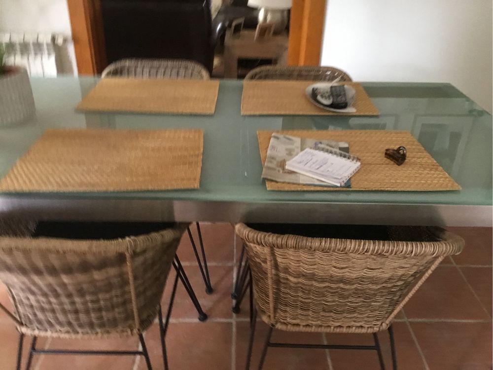 Mesa de vidro com pernas de inox