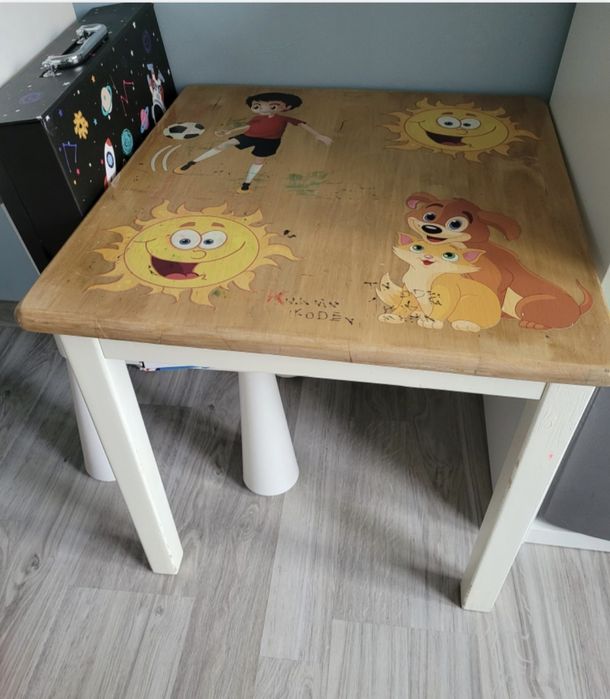 Stolik dziecięcy i krzesła