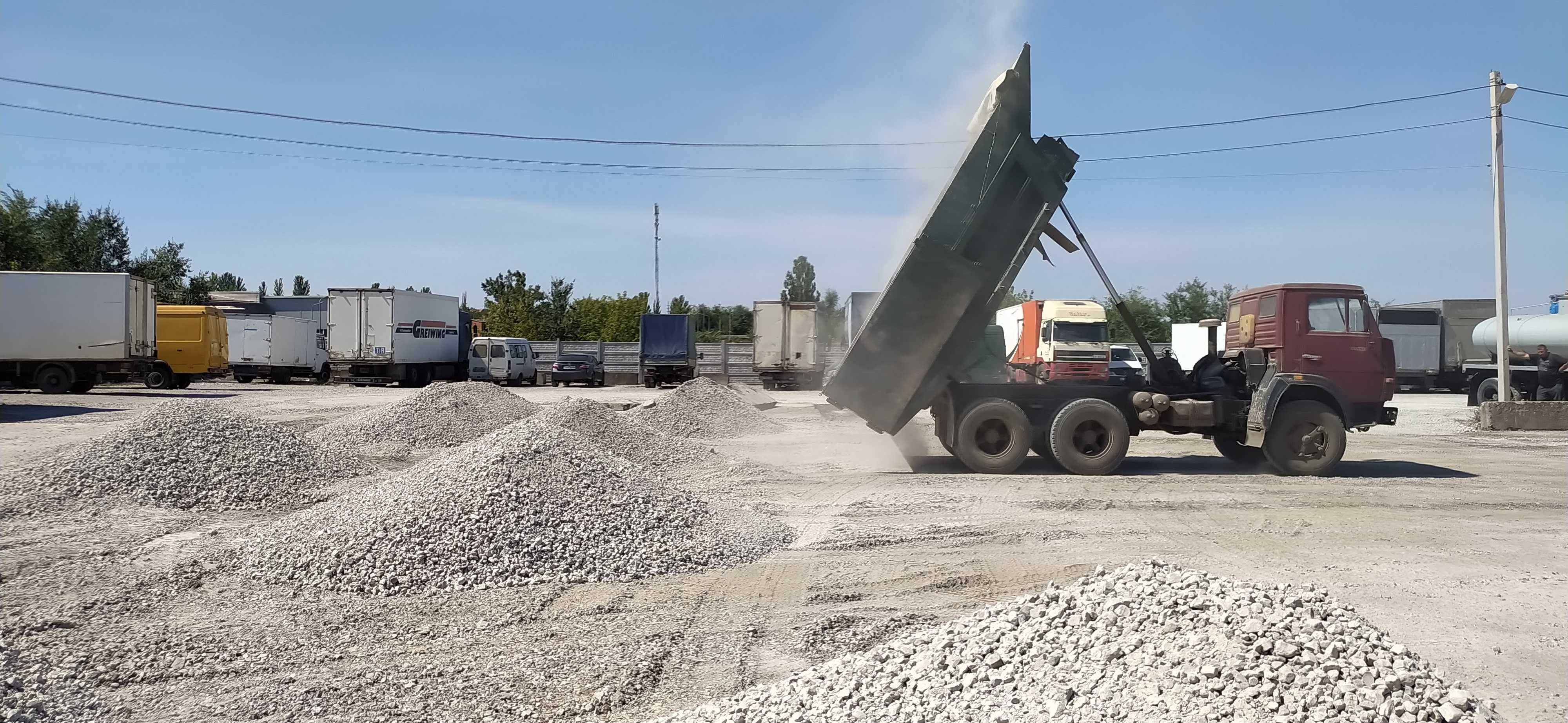 КАМАЗ-самоскид: пісок, щебінь, відсів, цегла, перегній, вивіз сміття.