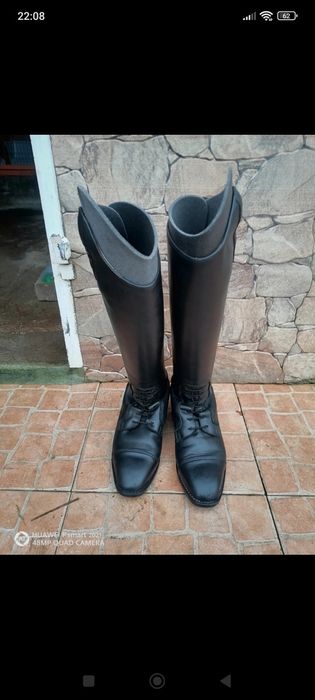 Botas de montar pretas da marca Chester.