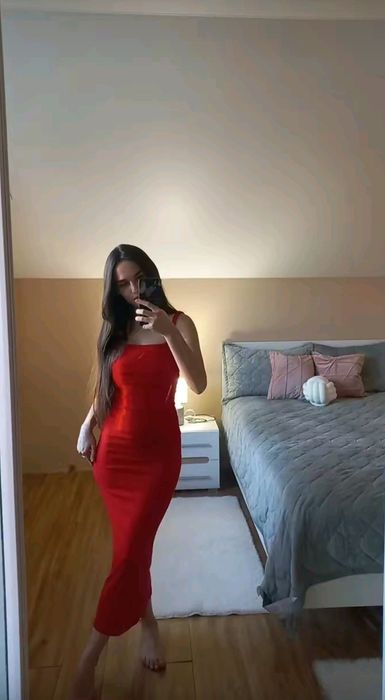 Червона сукня Bershka