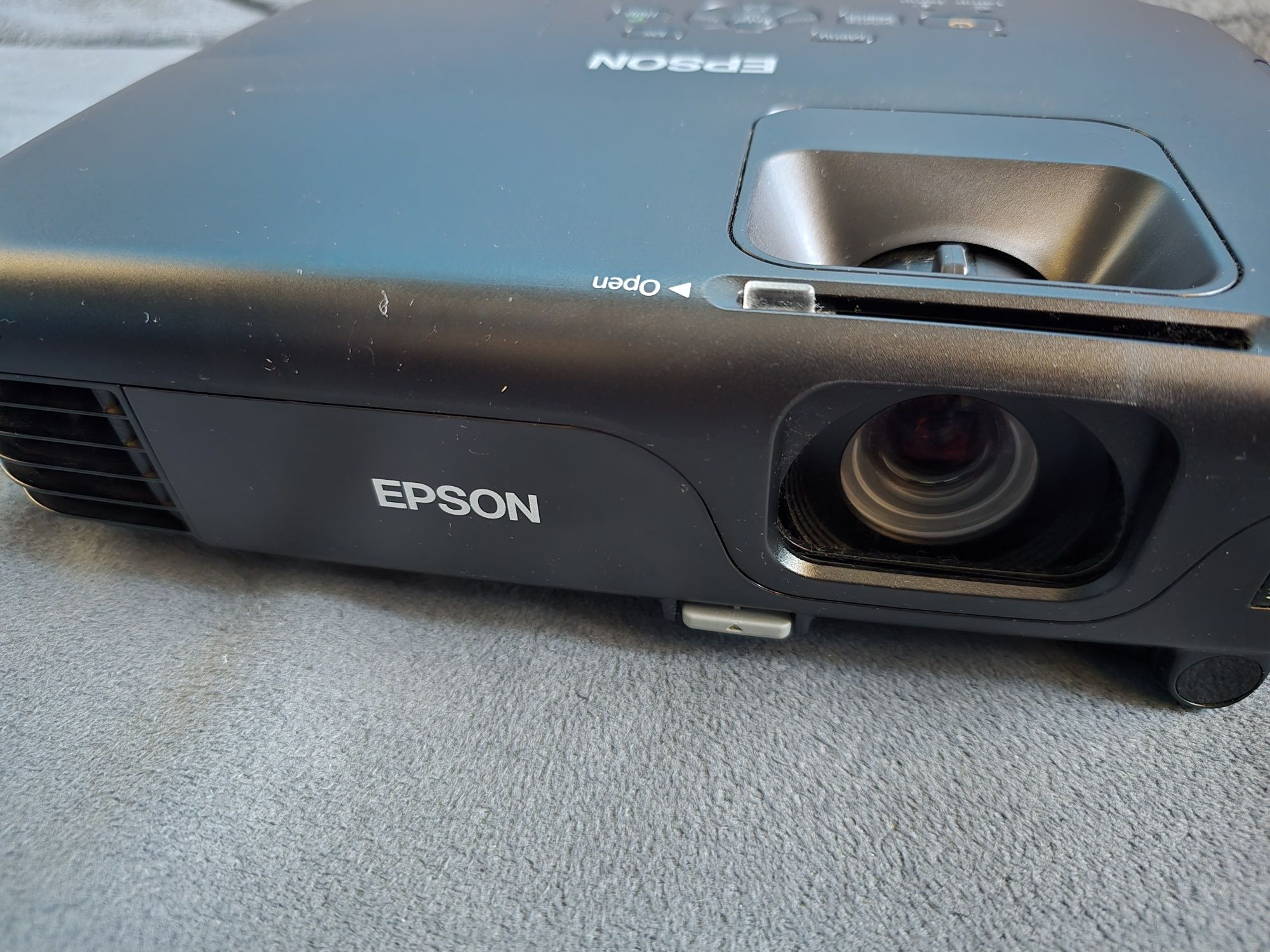 Projektor multimedialny Epson EB-S02 z pilotem i walizką