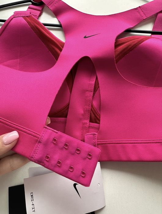 Спортивний топ Nike