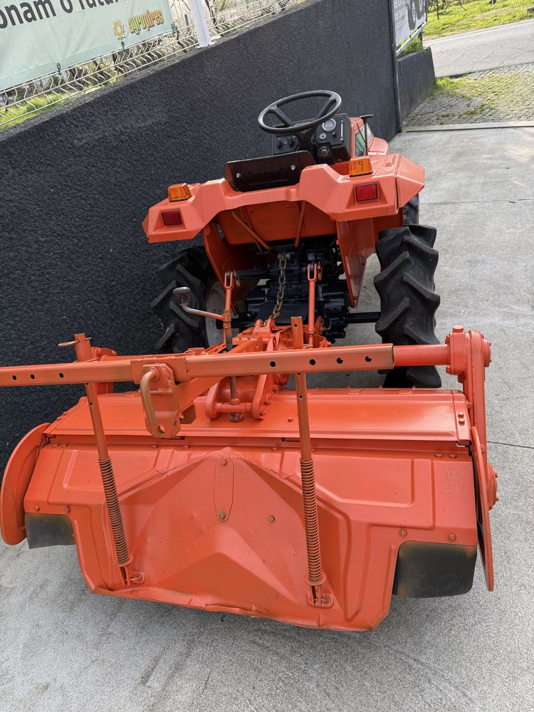 Trator KUBOTA com tração