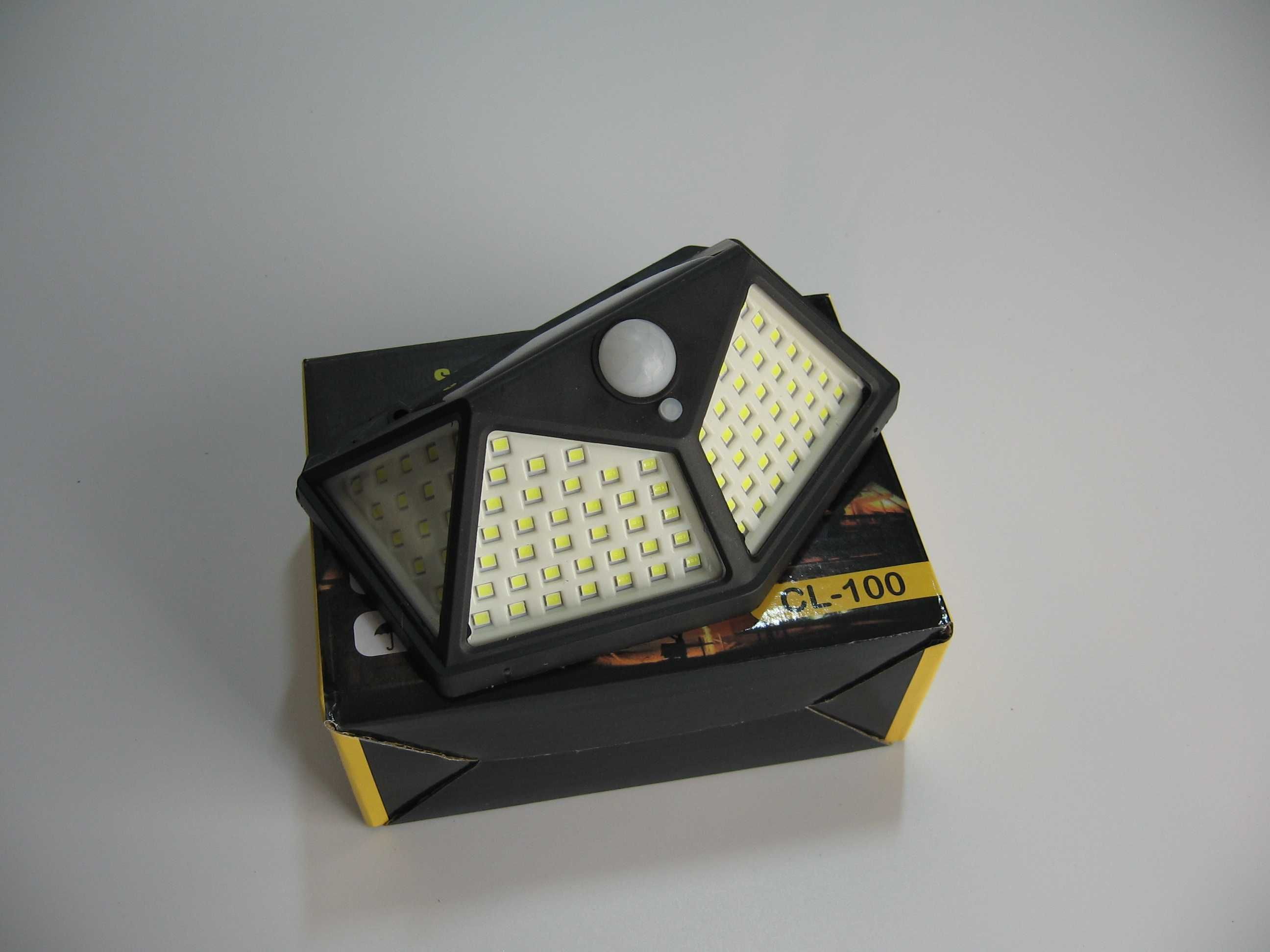 LED Фонарь прожектор с датчиком движение на солнечной батарее настеный