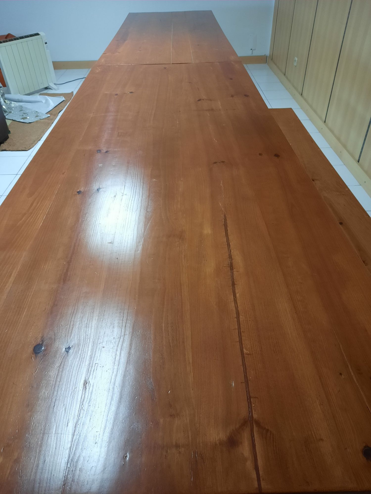 Mesa em madeira maciça