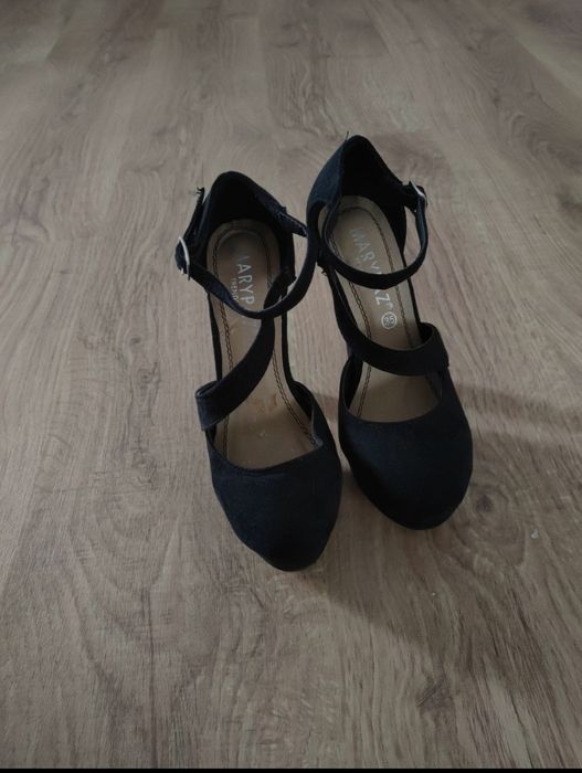 Sapatos de salto alto camurça