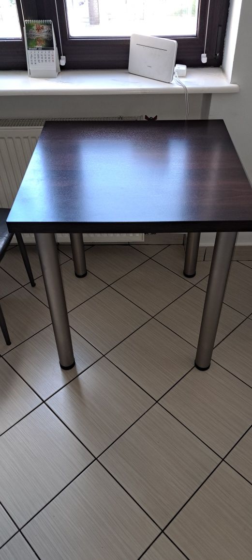 Kuchnia szafki i stolik.