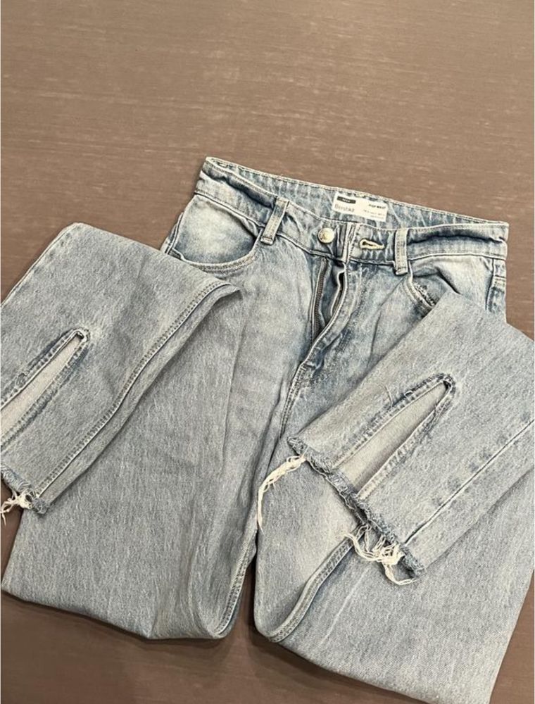 Джинсы bershka high waist с разрезами