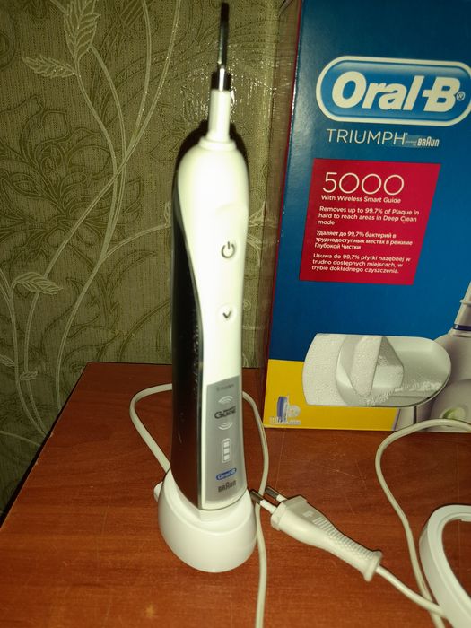 Продам электрическая зубная щетка Oral-B