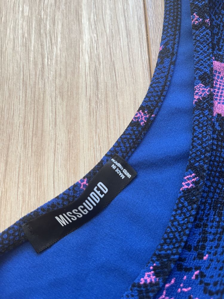 Sukienka na jedno ramie Missguided