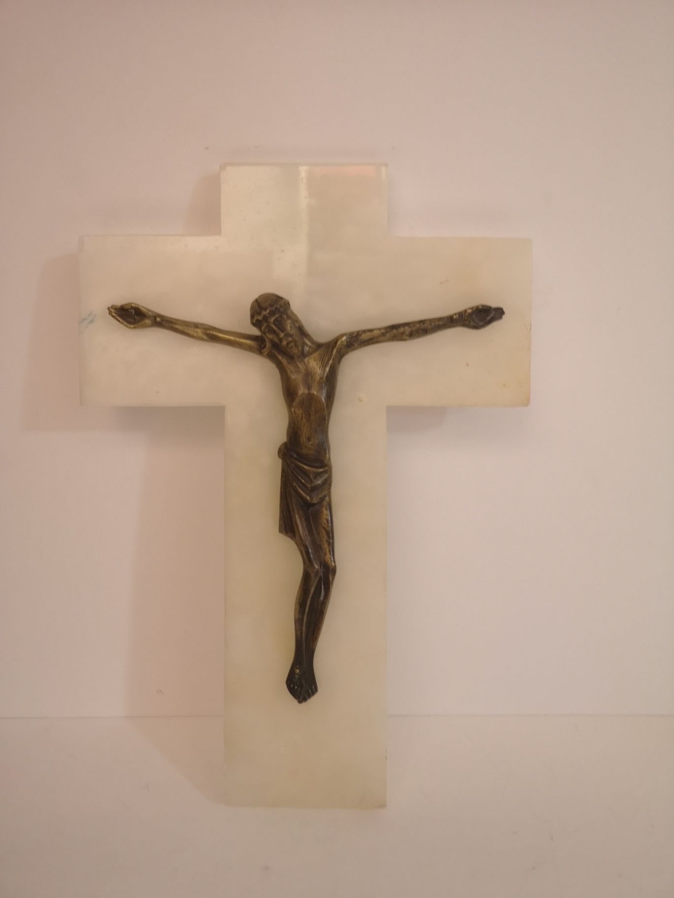 Kamienny krzyż z mosiężnym Jezusem