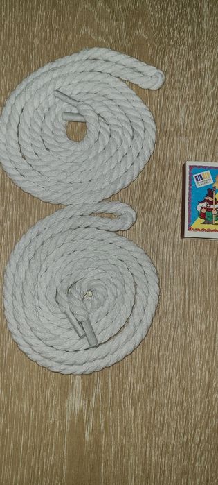 Білі шнурівки канати