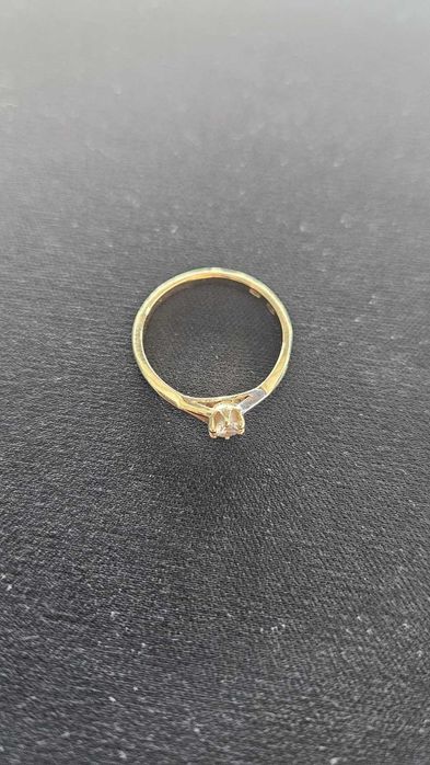 Pierścionek zaręczynowy złoty z diamentem