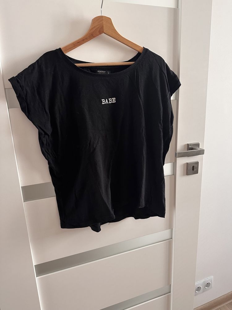 Czarna minimalistyczna koszulka Reserved