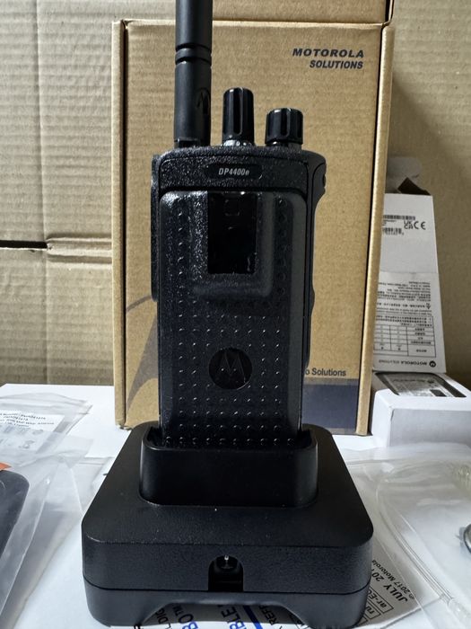 Нова Motorola DP4400e, VHF, AES256 + гарнітура та 2 АКБ, карабін, шнур