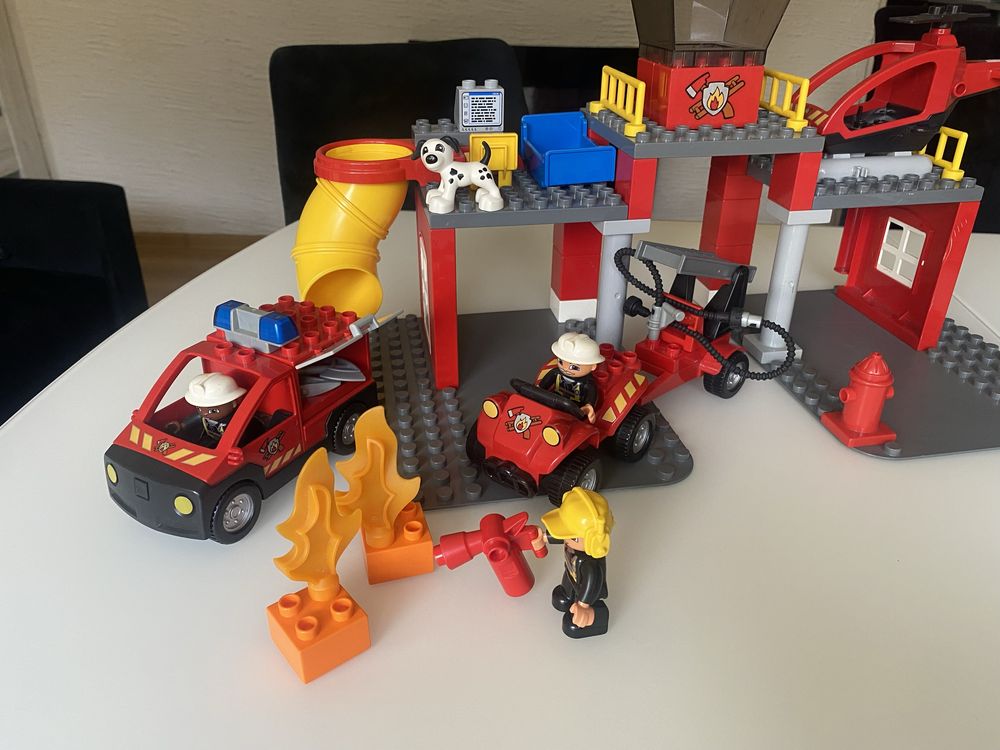 Lego Duplo 5601 remiza strażacka - baza, pojazdy, figurki, akcesoria