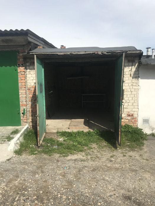 Продам цегляний гараж з воротами під бус