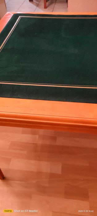 Kwadratowy stolik karciany.