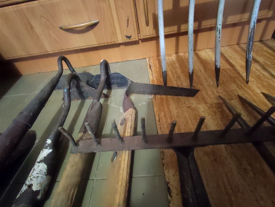 Садовий инструмент(лопата, вила, грабли, сапы)