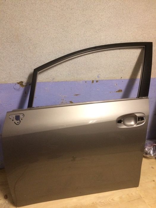 Продам ліву передню дверку до Тойота corolla
