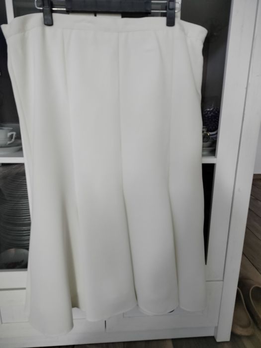 Kremowy garnitur- żakiet r.44 spódnica r.46