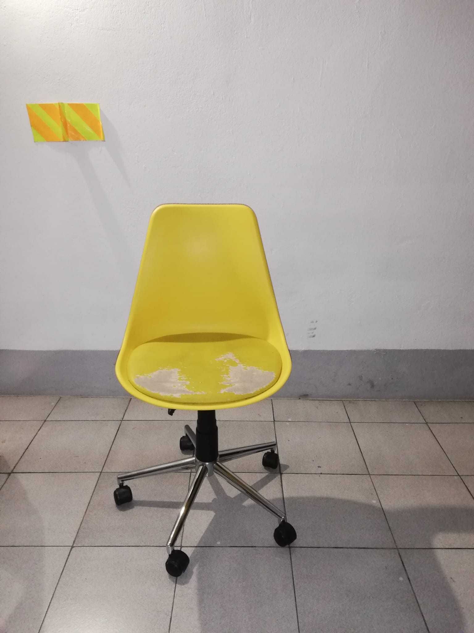 Cadeira de secretária amarela