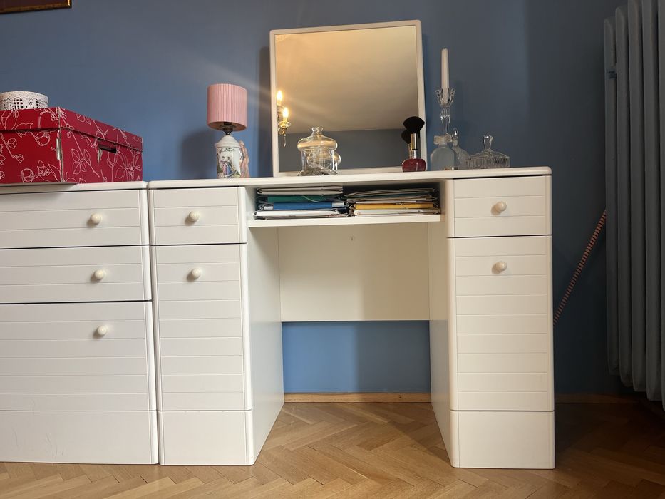 mała, zgrabna, biała toaletka