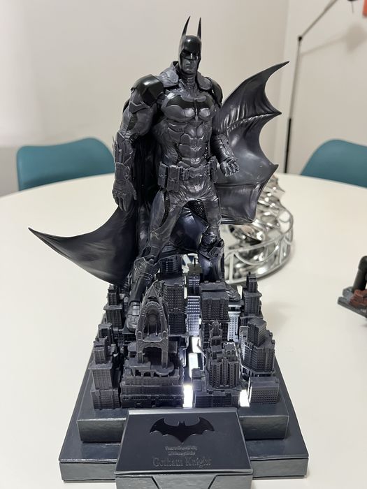 Boneco estátua Batman Arkham Knight Gotham City