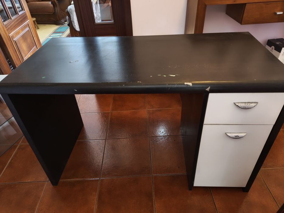 Secretaria com gaveta e armário