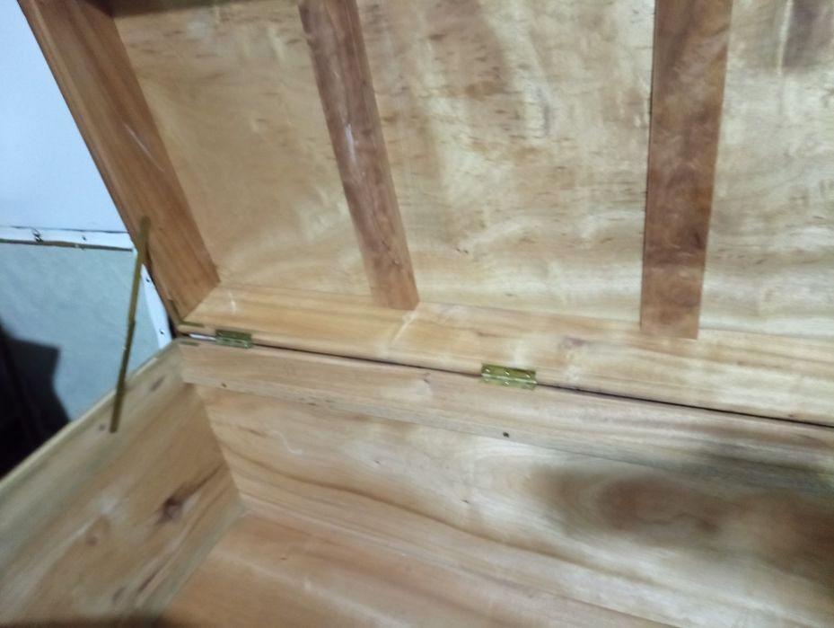 Arcas de madeira antiga maciça trabalhada. Excelente qualidade: