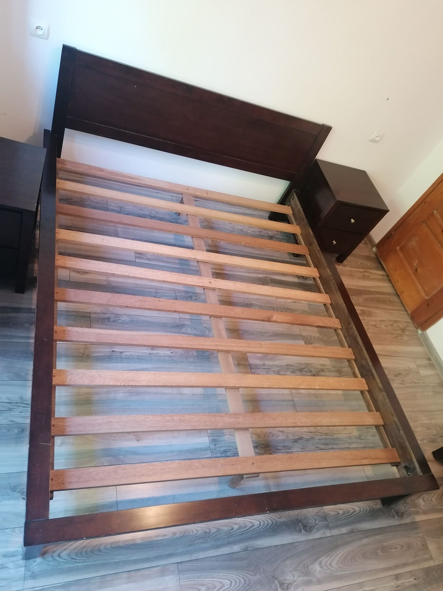 Łóżko drewniane, komoda, dwie szafki nocne.