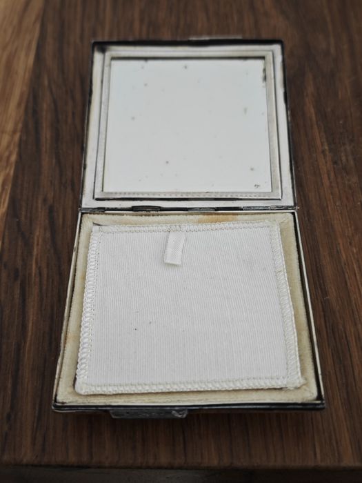 Srebrna pudernica 109,37 gram. Srebro 800
