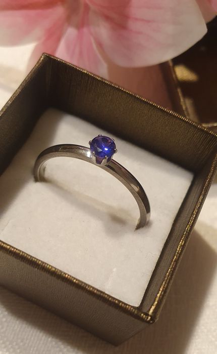 Subtelny pierścionek w kolorze srebra z fioletowym oczkiem 20