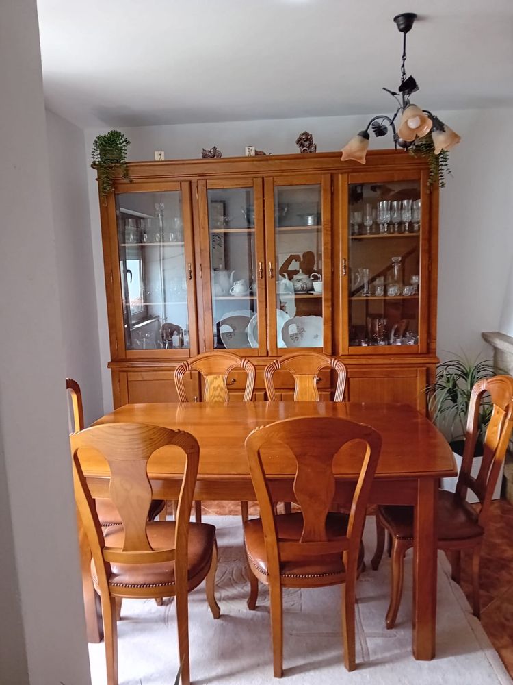 Móvel de madeira + mesa e cadeiras em madeira