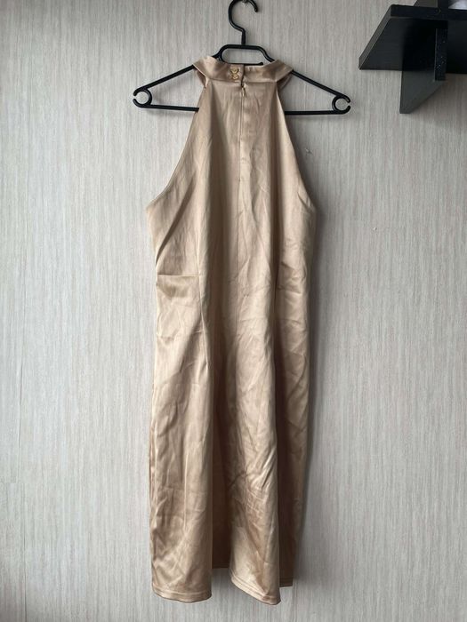 Beżowa/złota sukienka z odkrytymi ramionami New Look 16