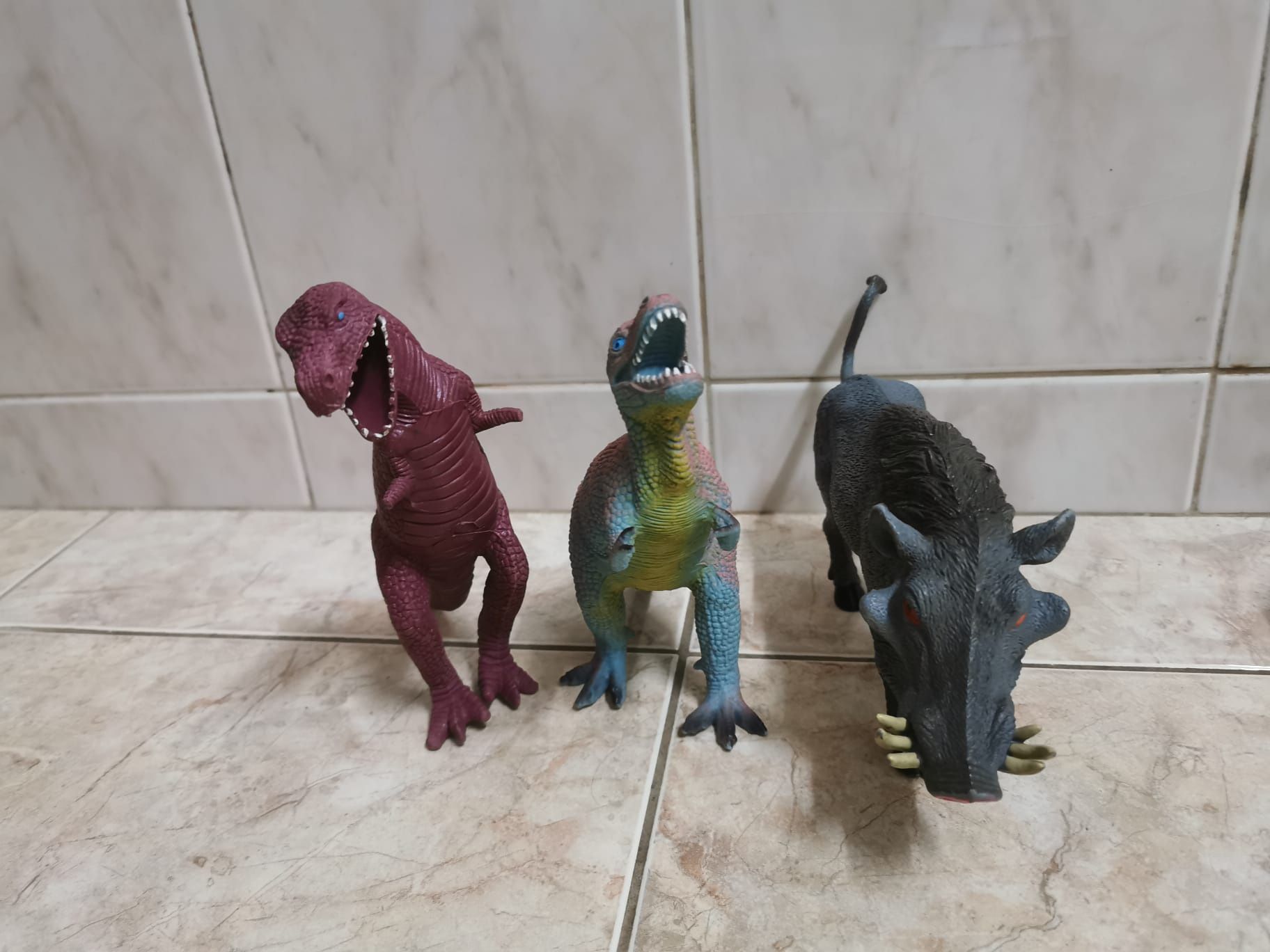 Dinossauros / crocodilo / javali médios