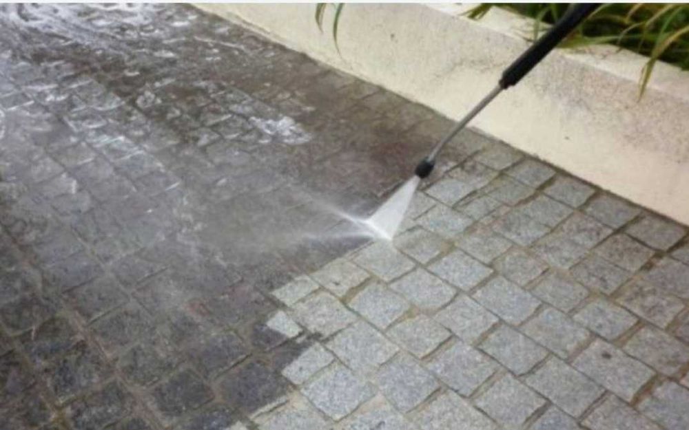 Limpeza / Lavagem de telhados, fachadas, muros, terraços e passeios