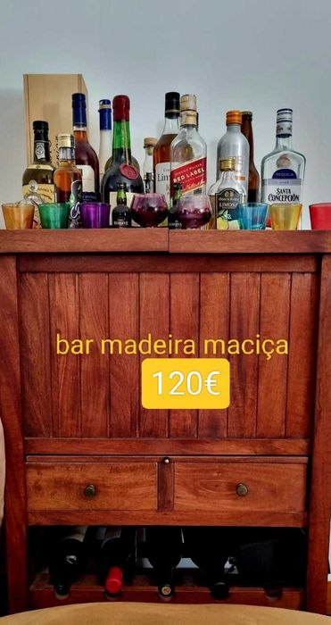 Elegante Bar com adega em madeira maciça