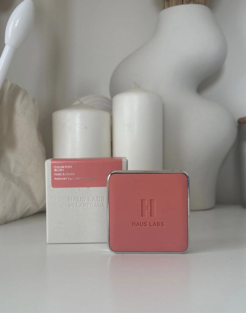 haus labs powder blush „pomelo peach” róż
