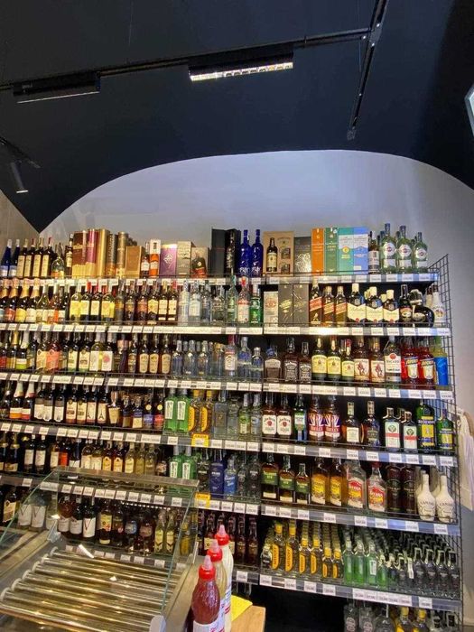 Торгове та холодильне обладнання в магазин, стелажі