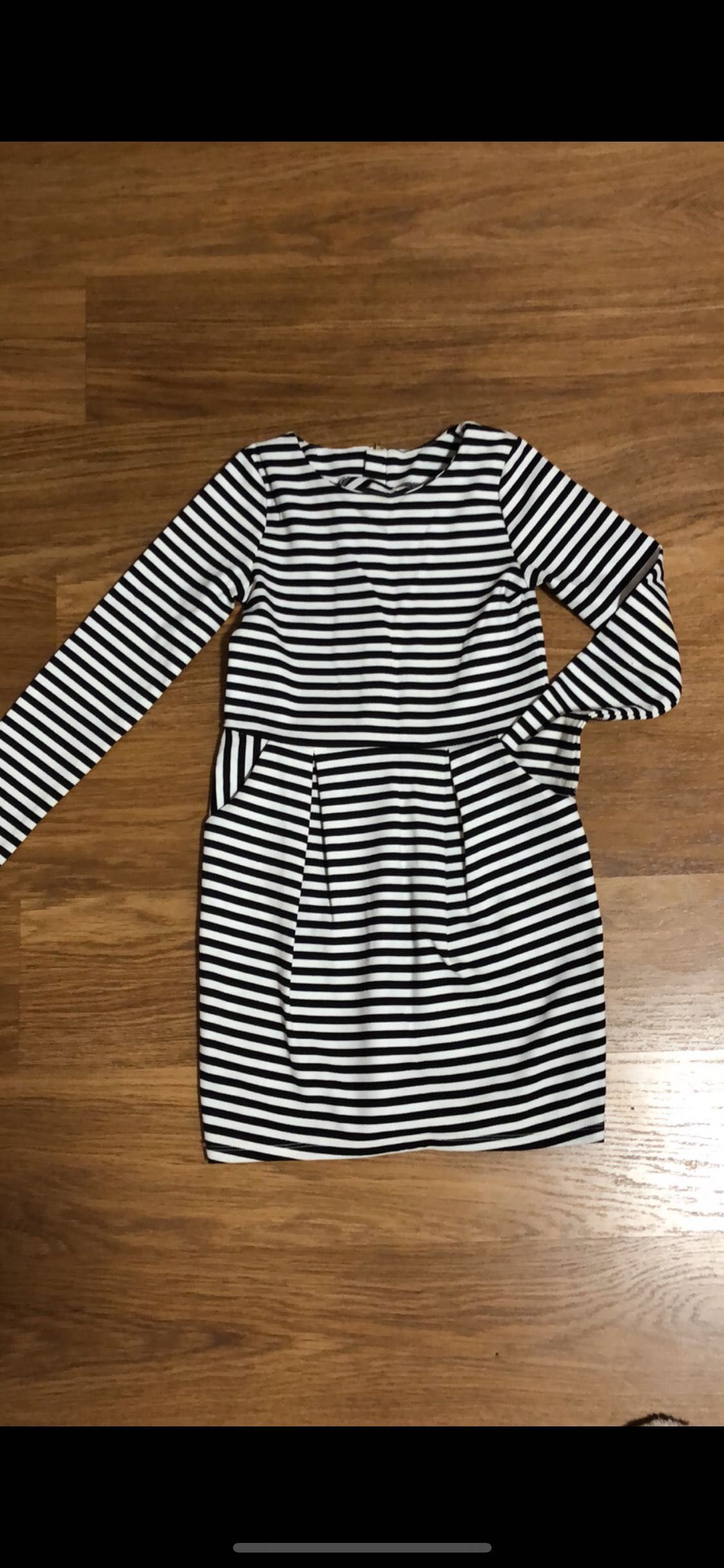 H&M платье на девочку белое в чёрную полоску с карманами на 5-7 лет.