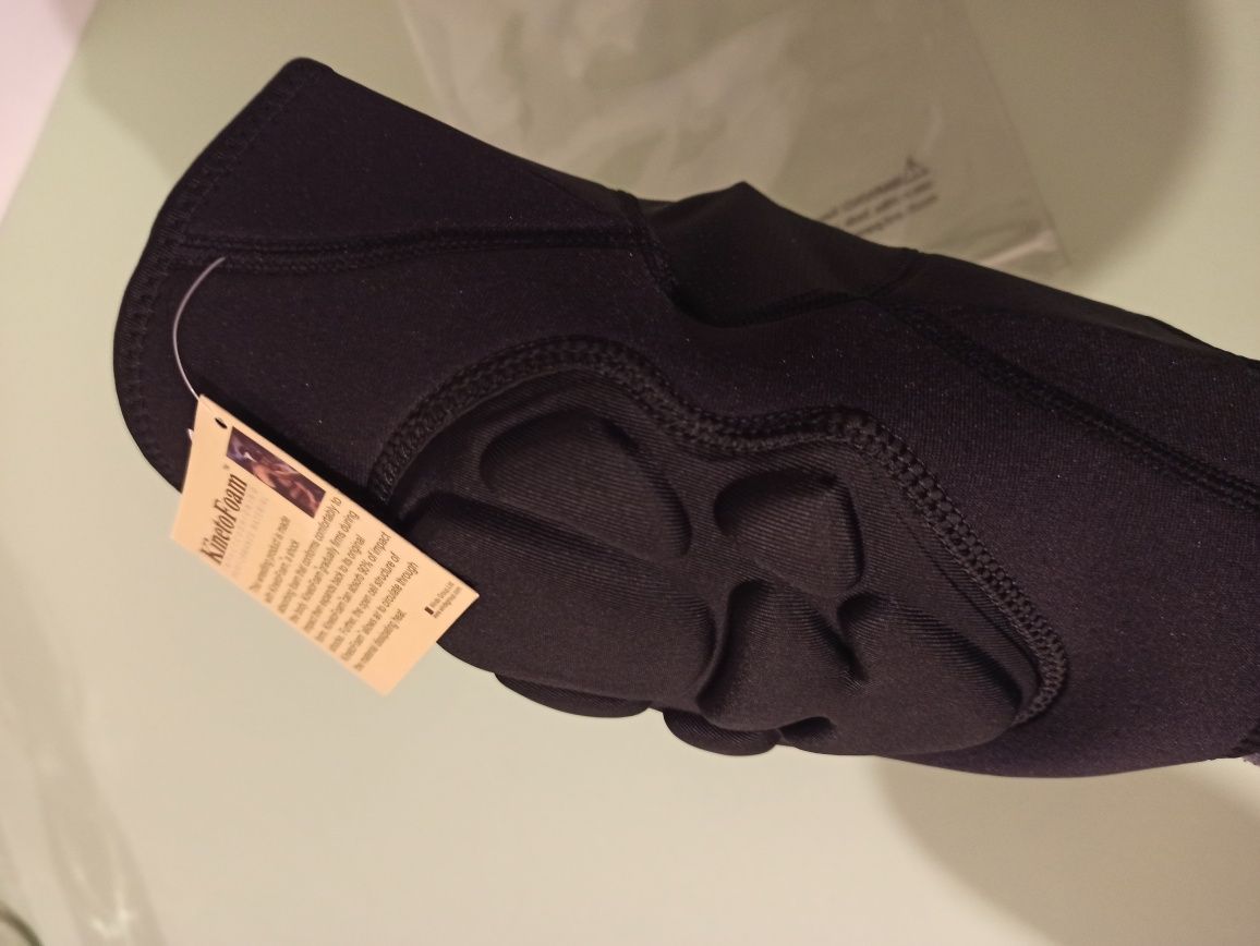 Ochraniacz na kolano Asics zapaśniczy