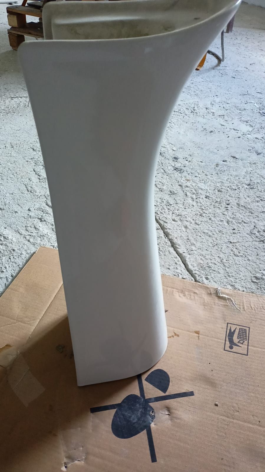 Postument noga pod umywalkę ceramiczna