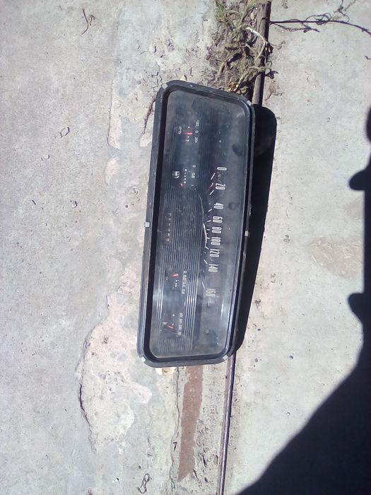 Іж-комбі,фари,комбінація приладів,домкрат,2 диски, ключ колісний.