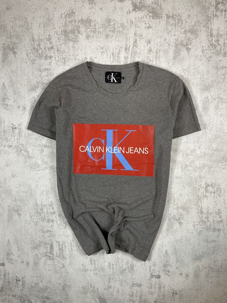 Сіра футболка Calvin Klein: Стильний Червоний Логотип