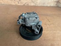 Bomba Direção assistida Mercedes W203 C220 Cdi KYB A0044.461301