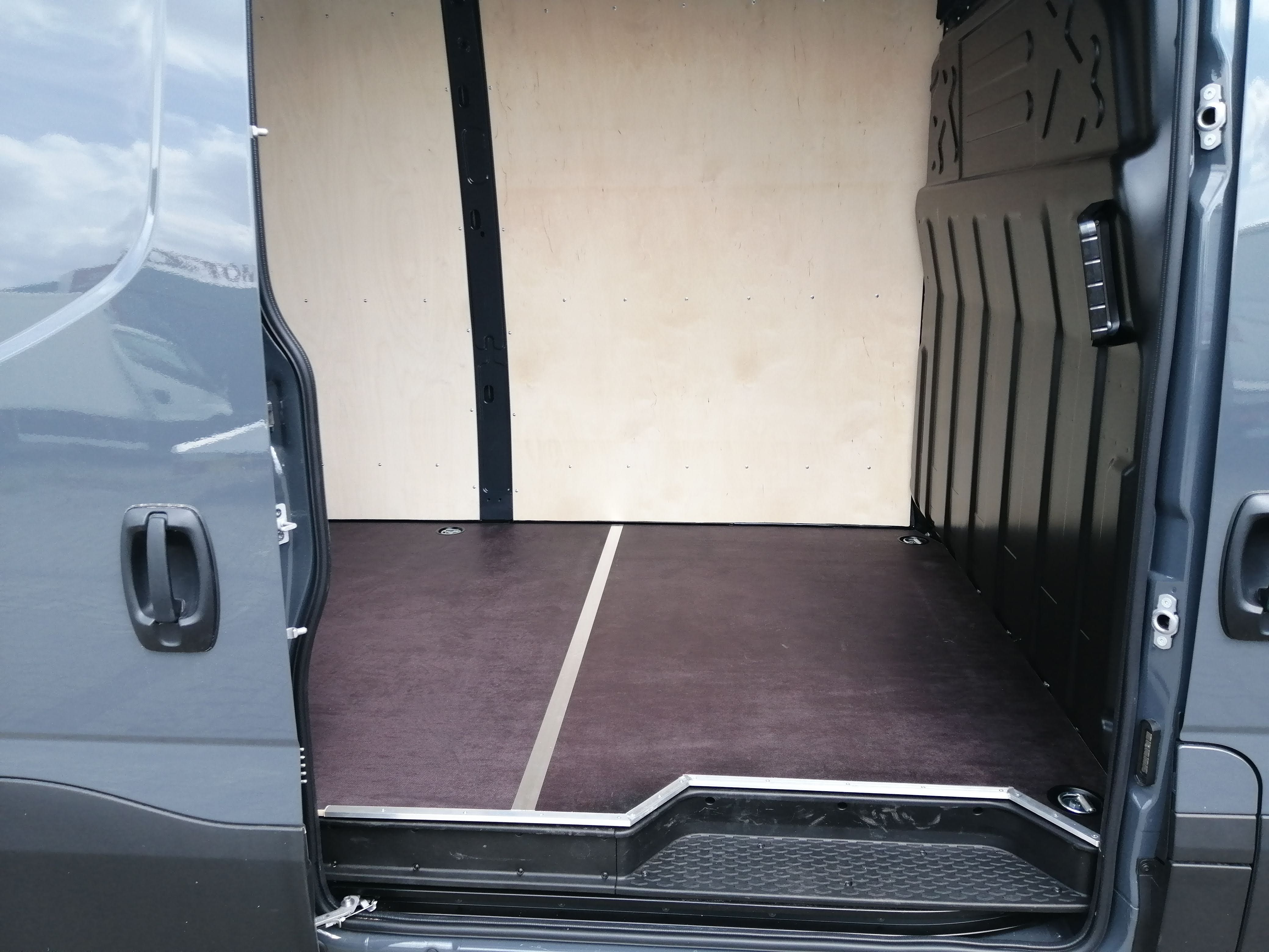 Zabudowa samochodu dostawczego Iveco Daily l4h2 KNAUTECH