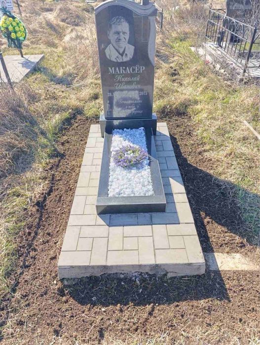 Уборка могил Кировоград на кладбище. Прибирання могил Кропивницкий